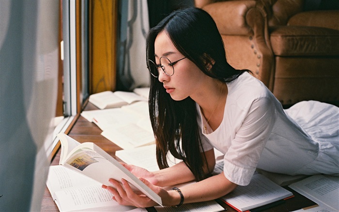 Asiatisches Mädchen, das Buch zu lesen Hintergrundbilder Bilder