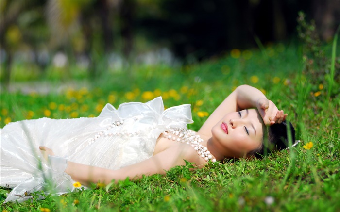 Asian weißen Kleid Mädchen, das Gras Hintergrundbilder Bilder