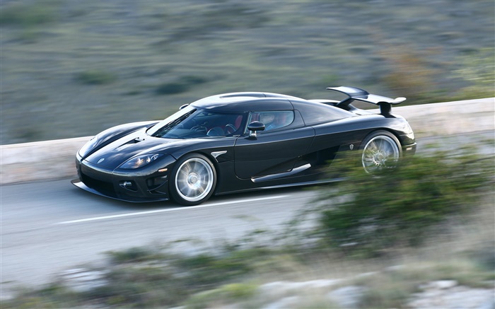 Schwarz Koenigsegg Supercar in der Geschwindigkeit Hintergrundbilder Bilder
