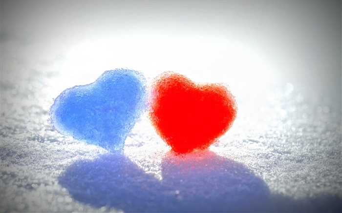 Blaue und rote Liebesherzen im Schnee Hintergrundbilder Bilder