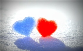 Blaue und rote Liebesherzen im Schnee HD Hintergrundbilder