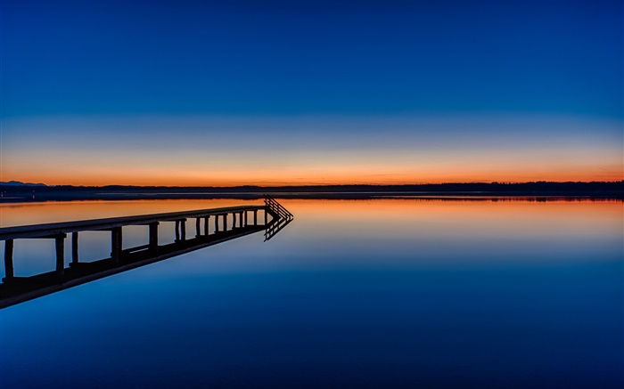 Ruhige See, Brücke, Abenddämmerung, Spiegelung im Wasser Hintergrundbilder Bilder