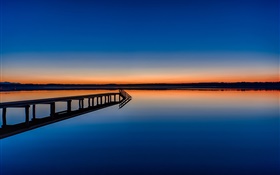 Ruhige See, Brücke, Abenddämmerung, Spiegelung im Wasser HD Hintergrundbilder