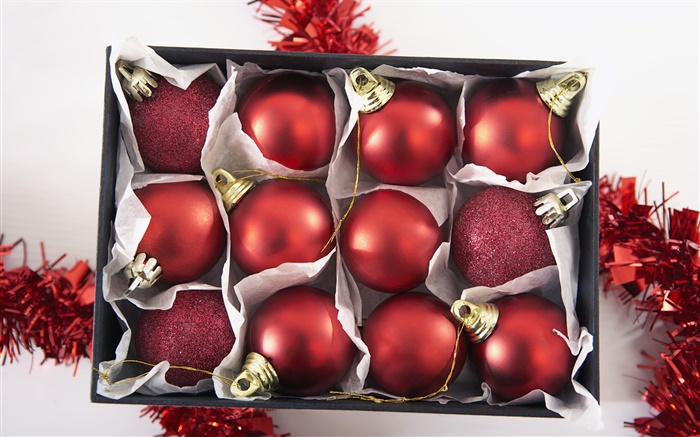 Weihnachtsdekoration, eine Schachtel mit roten Weihnachtskugeln Hintergrundbilder Bilder