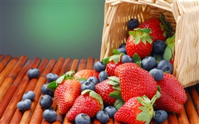 Erdbeeren und Heidelbeeren, Korb HD Hintergrundbilder