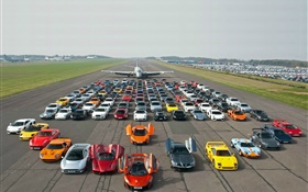 Flugzeuge, viele Supersportwagen
