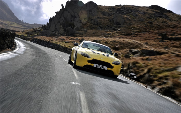 Aston Martin V12 Vantage S gelb supercar Vorderansicht, Geschwindigkeit Hintergrundbilder Bilder
