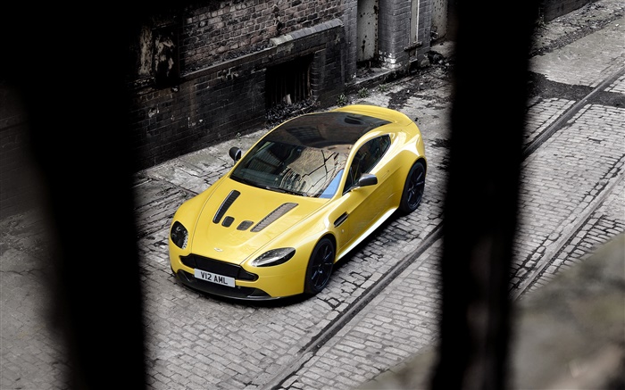 Aston Martin V12 Vantage S gelb supercar Stopp am Straßen Hintergrundbilder Bilder