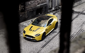 Aston Martin V12 Vantage S gelb supercar Stopp am Straßen HD Hintergrundbilder