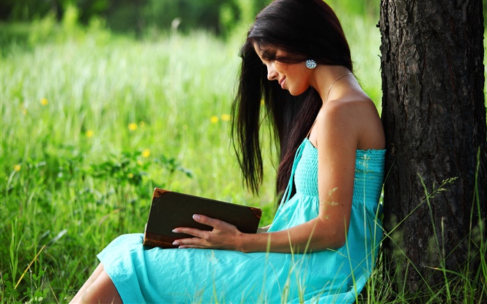 Blauen Kleid Mädchen liest ein Buch Hintergrundbilder Bilder