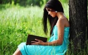 Blauen Kleid Mädchen liest ein Buch HD Hintergrundbilder