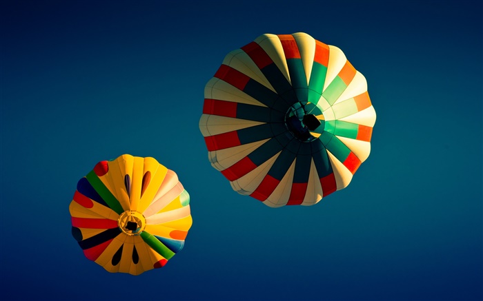 Bunte heiße Luftballons, blauer Himmel Hintergrundbilder Bilder
