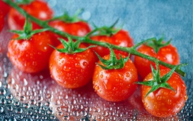Frisches Obst, rote Tomaten, Wassertropfen