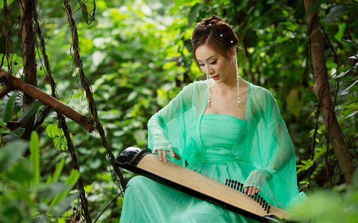 Grünen Kleid asiatische Mädchen spielt die Zither Hintergrundbilder Bilder