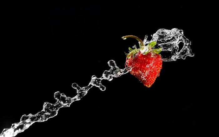 Rote Erdbeere, water splash close-up Hintergrundbilder Bilder