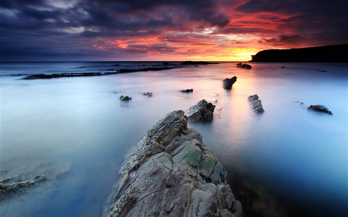 Sunrise, Collywell Bay, Meer, roten Himmel, Northumberland, England, UK Hintergrundbilder Bilder