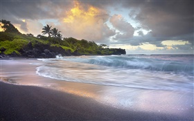 Wellen, schwarzen Sandstrand, Hawaii