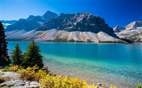 Bow Lake, Alberta, Kanada, Berge, Bäume, blauer Himmel