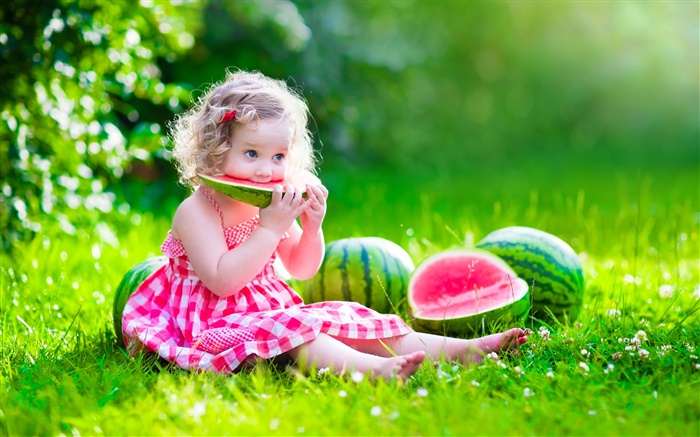 Cute Baby, Mädchen essen Wassermelone, Sommer, Wiese Hintergrundbilder Bilder