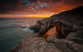 England, Northumberland, Meer, Felsen, Sonnenaufgang, roten Himmel HD Hintergrundbilder
