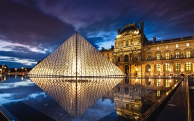 Frankreich, Paris, Louvre-Pyramide, Nacht, Wasser, Licht HD Hintergrundbilder