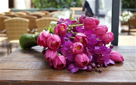 Lila Blumen, Tulpen, Orchideen, Holzplatte HD Hintergrundbilder