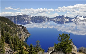 Vulkanischen See, Wolken, Bäume, Wasser Reflexion HD Hintergrundbilder