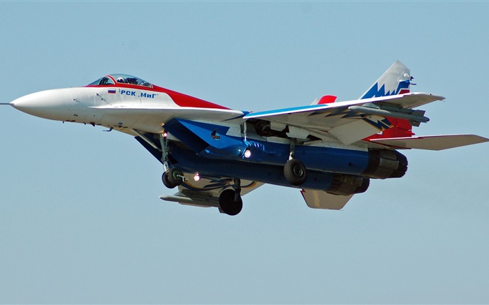 MiG-29-Kampfflug in Himmel Hintergrundbilder Bilder