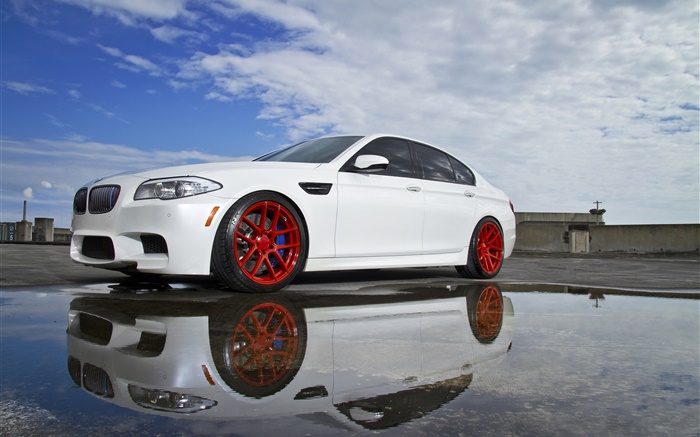 BMW M5 F10 weißes Auto, Pfütze Hintergrundbilder Bilder