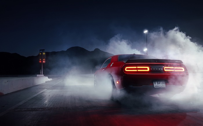 Dodge-Herausforderer-Rot supercar Rückansicht, Rauch Hintergrundbilder Bilder