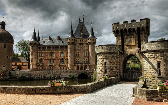 Frankreich, Schloss von La Clayette, Festung, Türme, Tor, Wolken Hintergrundbilder Bilder