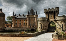 Frankreich, Schloss von La Clayette, Festung, Türme, Tor, Wolken HD Hintergrundbilder