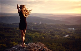 Mädchen am Berg, Stein, Beine, Wind HD Hintergrundbilder