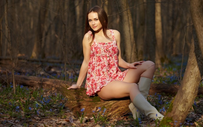 Mädchen sitzen im Wald, Beine, roten Kleid, Körperhaltung Hintergrundbilder Bilder