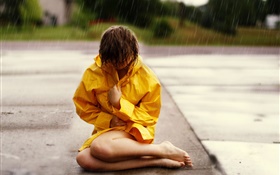 Mädchen sitzen auf der Straße, regen