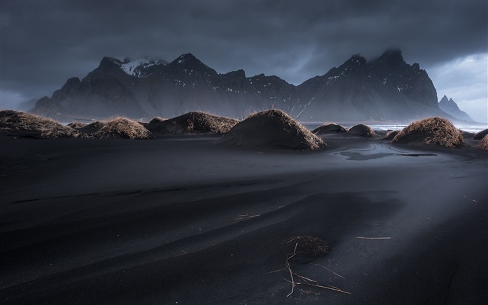 Island, Vestrahorn, schwarzem Sand, Dämmerung, Gras, Berge, Wolken Hintergrundbilder Bilder