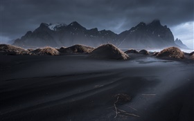 Island, Vestrahorn, schwarzem Sand, Dämmerung, Gras, Berge, Wolken HD Hintergrundbilder