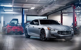 Maserati Granturismo silbernen Auto, Garage