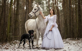 Retro-Stil, weißes Kleid Mädchen, Pferd, Hund, Wald