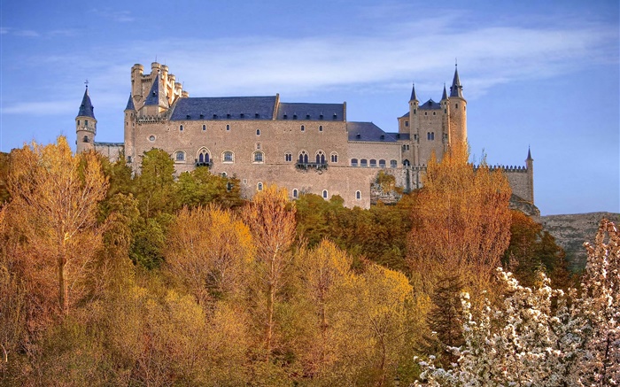 Spanien, Segovia Alcazar, Palast, Bäume, Himmel, Herbst Hintergrundbilder Bilder