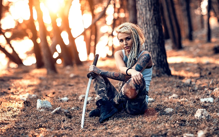 Tattoo Mädchen, Schwert, Waffe, Bäume Hintergrundbilder Bilder