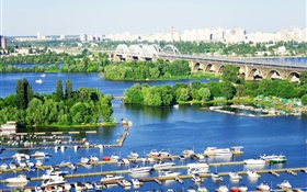 Ukraine, Stadt, Fluss, Brücke, Anlegestelle, Boote, Bäume
