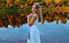 Weißen Kleid Mädchen, blond, Augen, See, Wald, Wasser Reflexion HD Hintergrundbilder