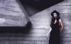 Schwarzes Kleid Mädchen, Hut, Wand