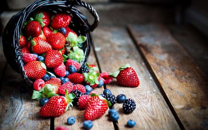 Frisches Obst, rote Beeren, Erdbeeren, Himbeeren, Brombeeren, Heidelbeeren Hintergrundbilder Bilder
