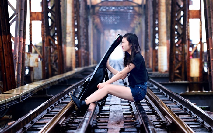 Mädchen sitzen an Bahn spielen Gitarre, Brücke Hintergrundbilder Bilder