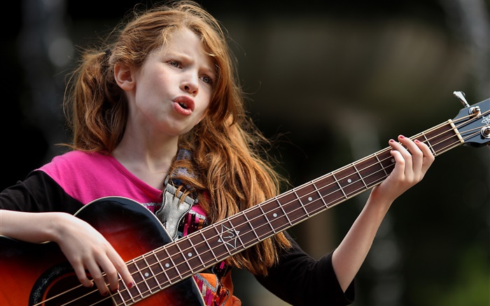 Mädchen Verwendung Gitarre, Gesang Hintergrundbilder Bilder