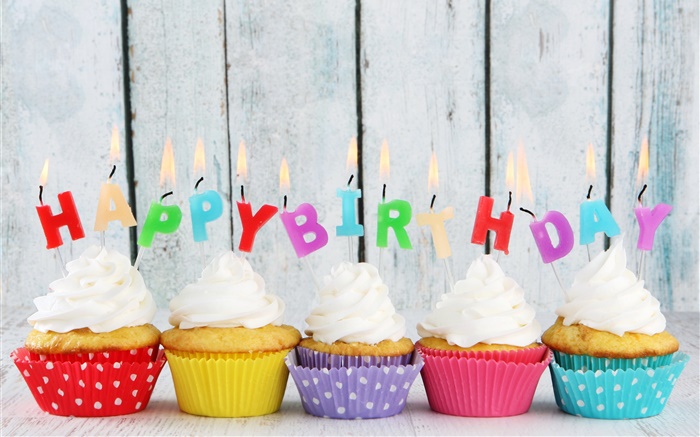 Alles Gute zum Geburtstag, fünf kleine Kuchen, Kerzen, bunten Buchstaben, Cremetorte Hintergrundbilder Bilder