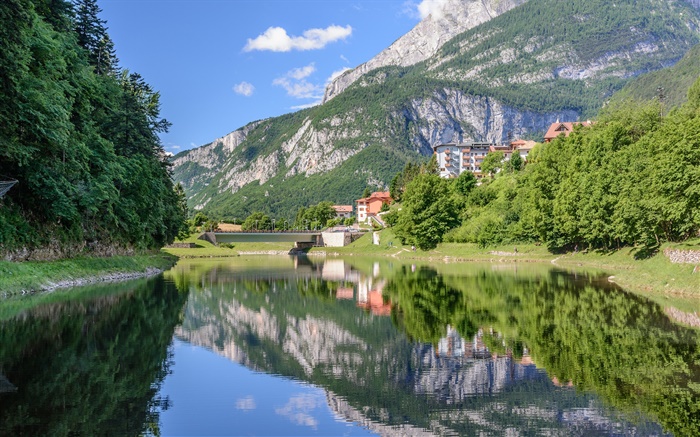 Lago di Molveno, Trentino, Italien, Berge, Wasser Reflexion, Brücke, Bäume, Häuser Hintergrundbilder Bilder