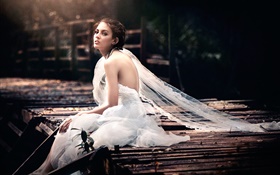 Einsame Braut, weißes Kleid, zurückblicken